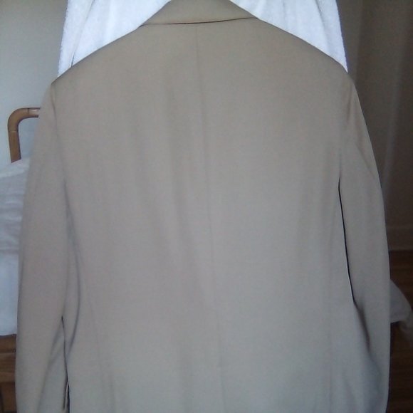 Used Linett Ltd. 38R Beige Suit, 32" pleated pants, 100% gabardine wool - Picture 3 of 14